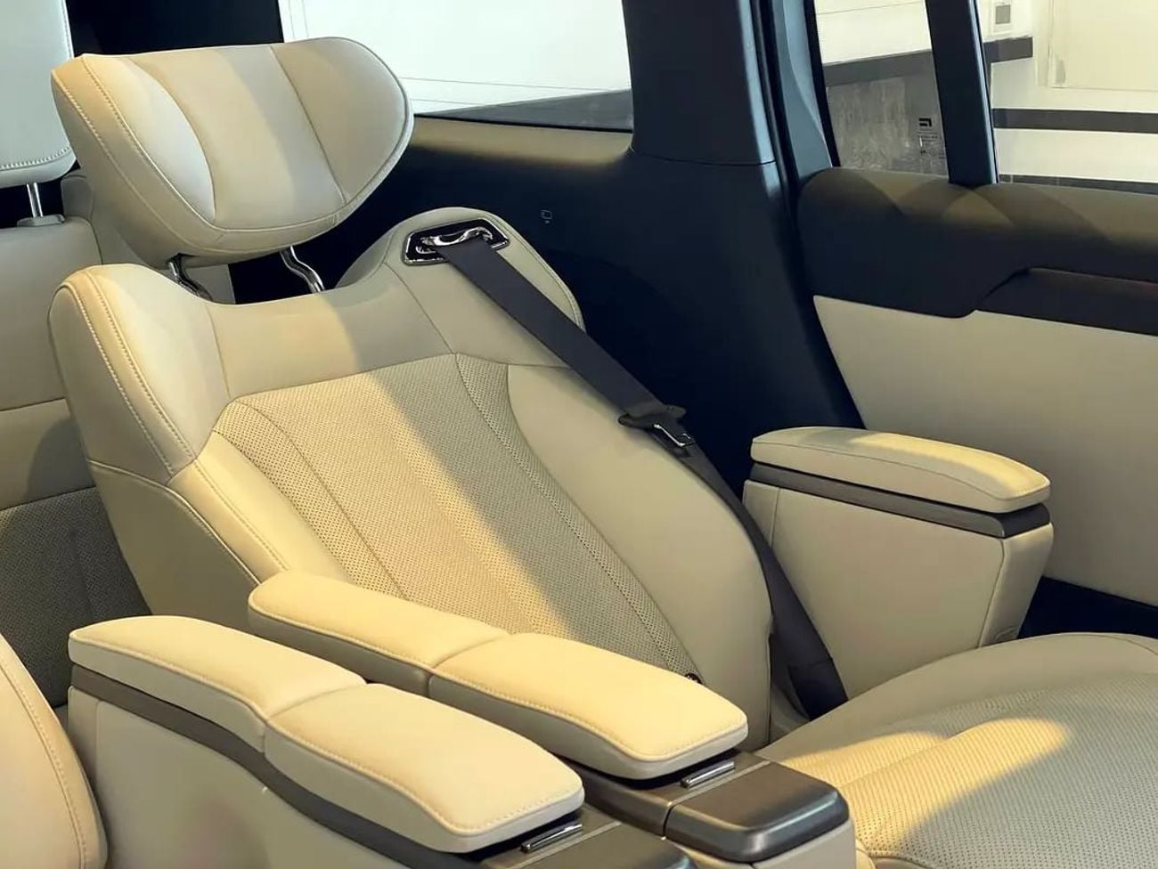 ROX 01 VIP / 6 SEATS / / KM / LONG RANGE / WARRANTY AND SERVICE CONTRACT 5 YEARS EVS