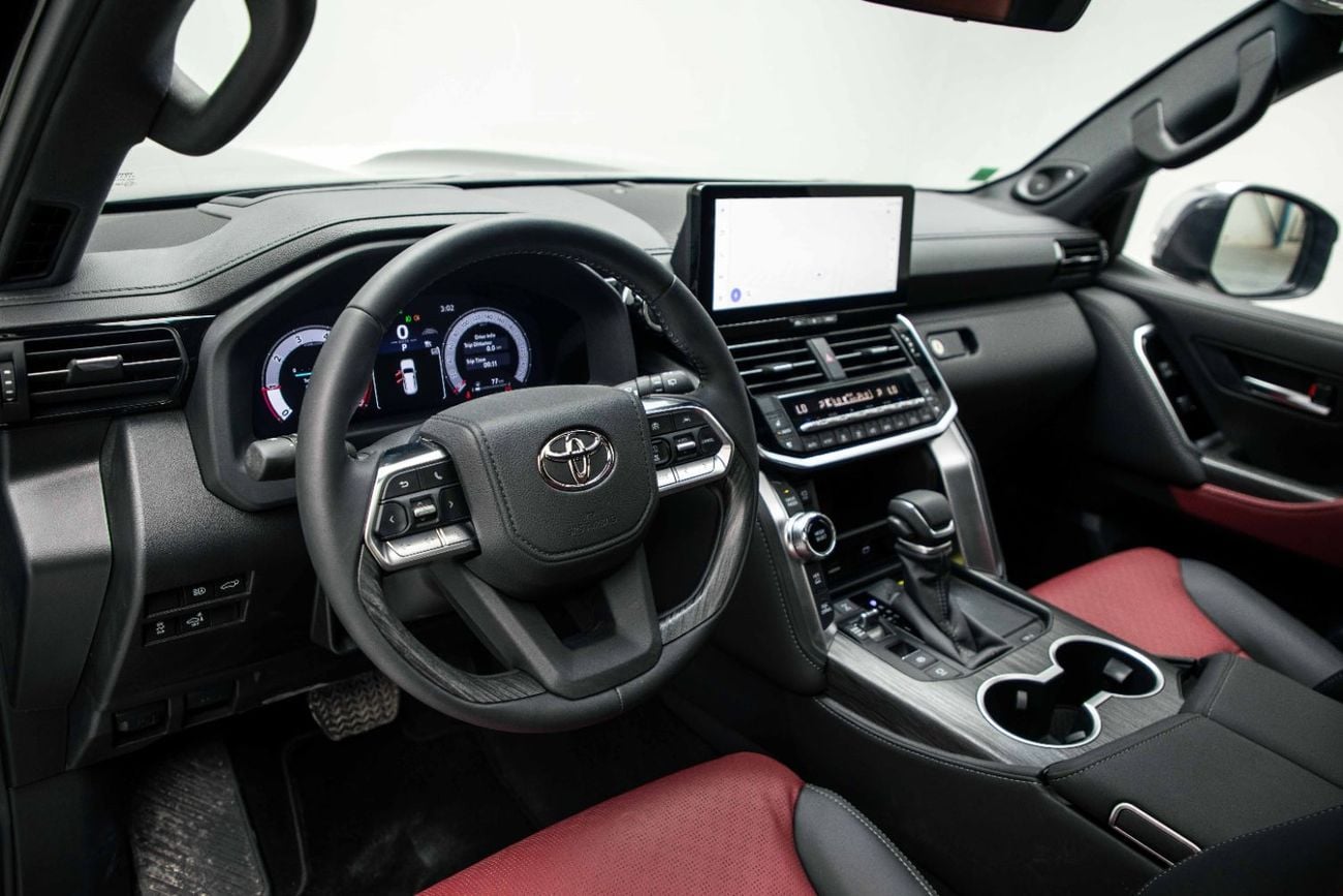 تويوتا لاند كروزر VXR LC300 سعة 3.5 لتر - أسود أنيق من الداخل، أسود وأحمر داكن | للتصدير فقط
