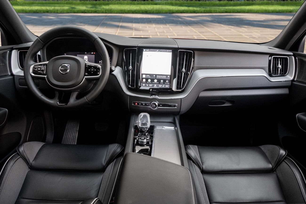 فولفو XC 60 B5 ULTIMATE DARK XC60 B5 Ultimate Dark | 2,350 P.M | 0% Downpayment | 2028 WARRANTY
