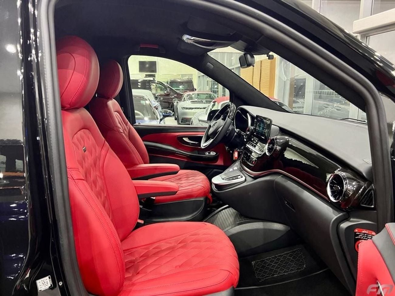 Mercedes Benz V 250 AVANTGARDE/E VIP BUSINESS VAN – FULL LUXURY OPTION | BRAND NEW | GCC | 2023 ORIGINAL BRABUS BODY KIT WITH CERTIF