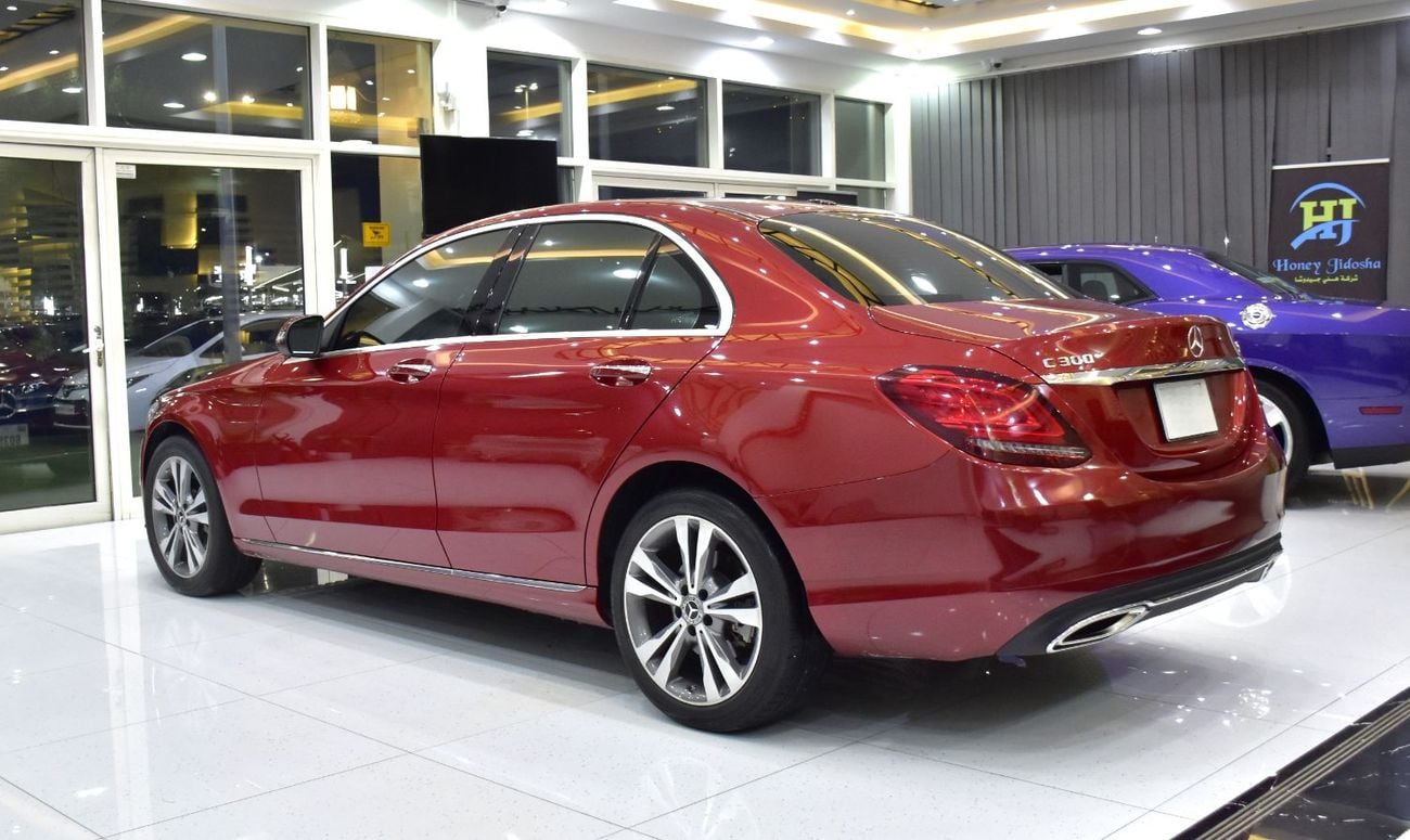 مرسيدس بنز C 300 STANDARD عرض ممتاز لسيارة مرسيدس بنز C300 4Matic (موديل 2021) باللون الأحمر وبمواصفات أمريكية