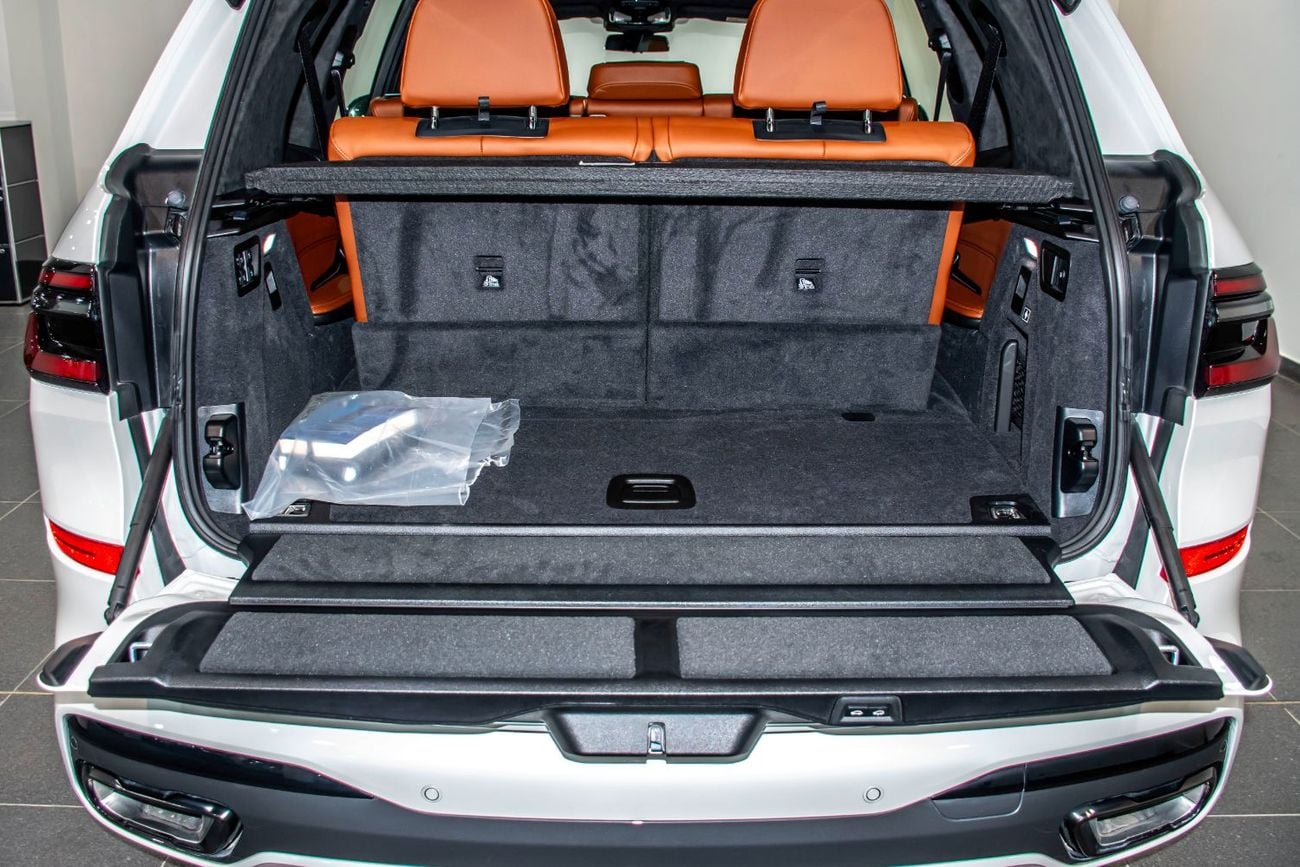 بي أم دبليو X7 XDRIVE40i لوكس M SPORT PACKAGE سيارة X7 xDrive40i الفاخرة مع باقة M الرياضية، 7 مقاعد