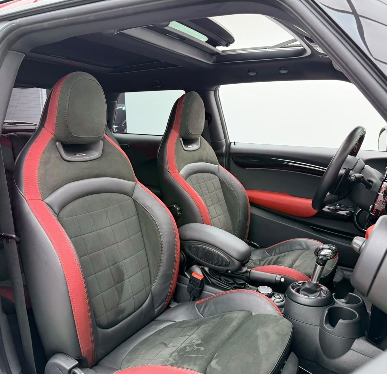 Mini John Cooper Works STANDARD 2018 Mini Cooper John Cooper Works, Service History, Fully Loaded, Excellent Condition, GCC