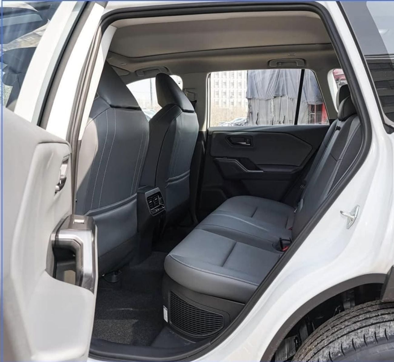 تويوتا راف ٤ XLE HEV تويوتا RAV4 2026، محرك 2.5 لتر هجين، دفع رباعي، فئة فاخرة