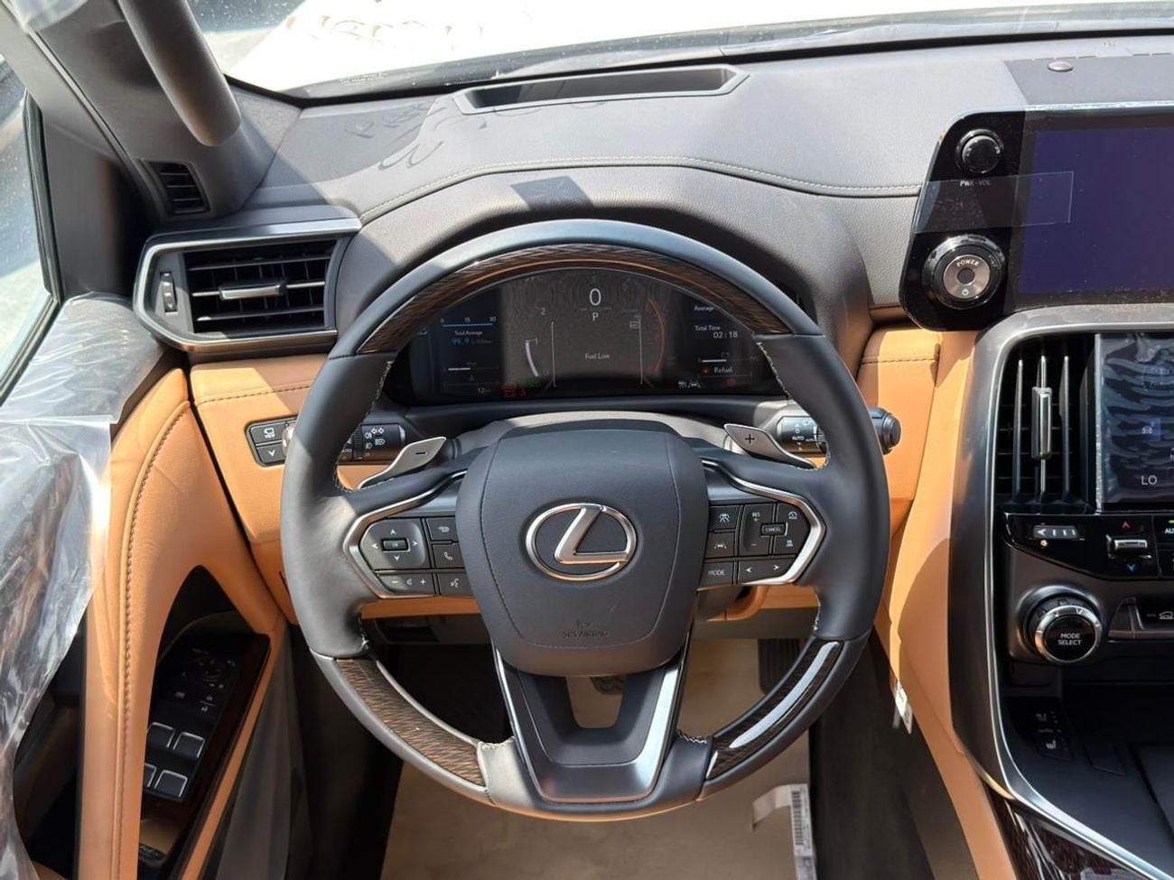 لكزس LX 700h SIGNATURE لكزس LX 700 هايبرد، نظام ركن آلي، أبيض/بيج.