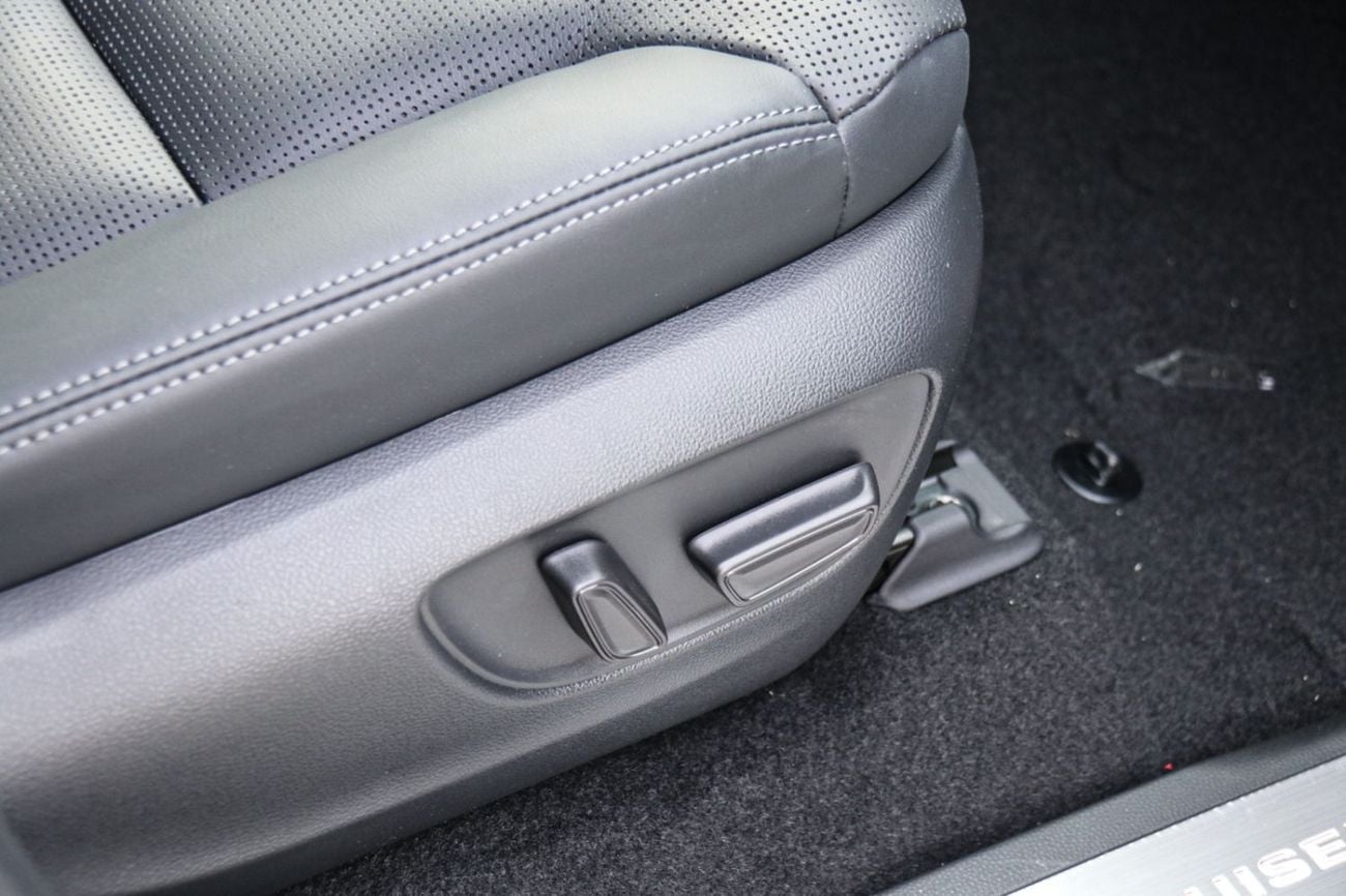 Toyota Land Cruiser VX 4.0L 2026 with memory seats