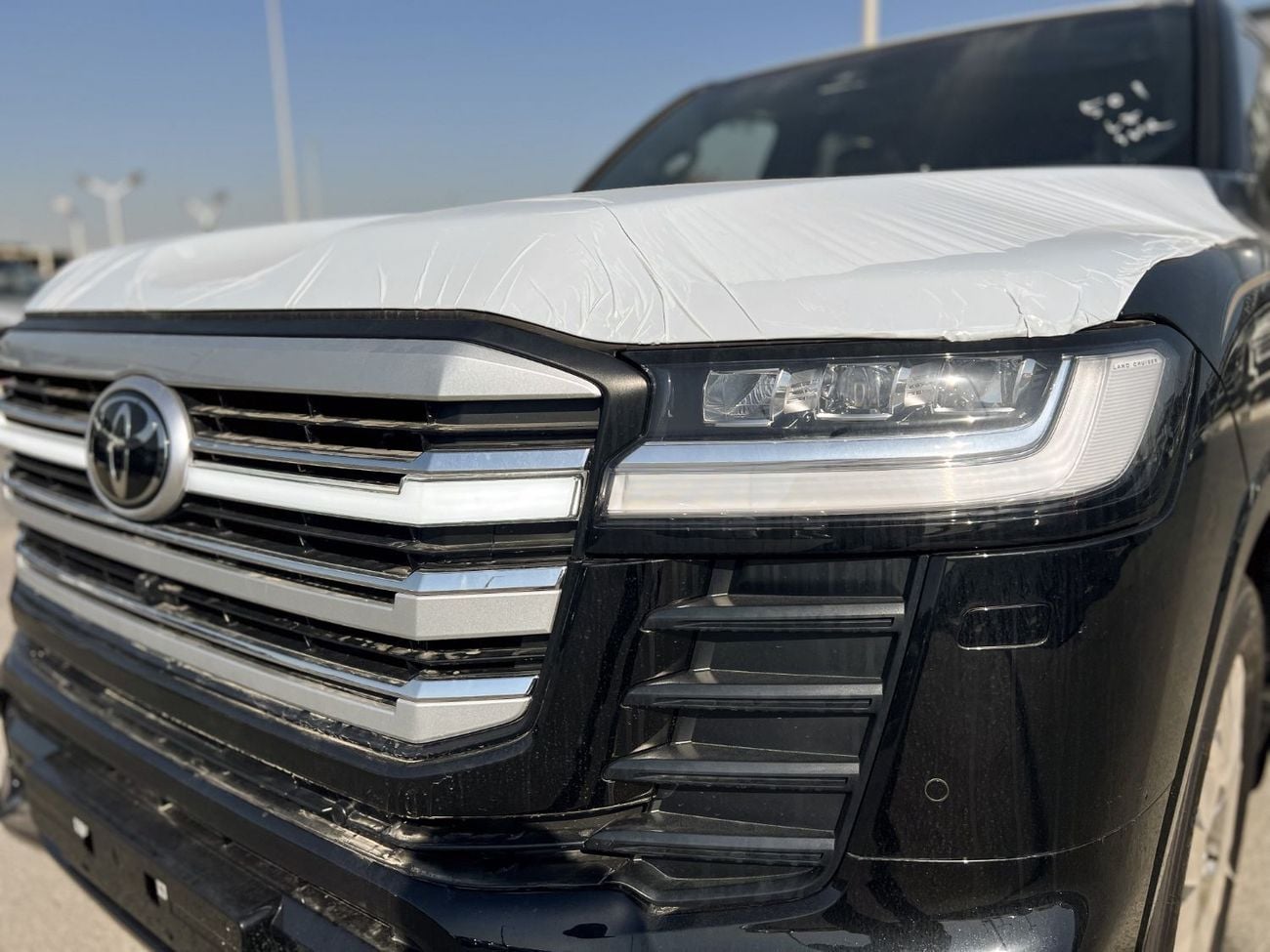 Toyota Land Cruiser EXPORT ONLY - 2026 LC300 VX 4.0L (Black Interior) (GCC Specification)