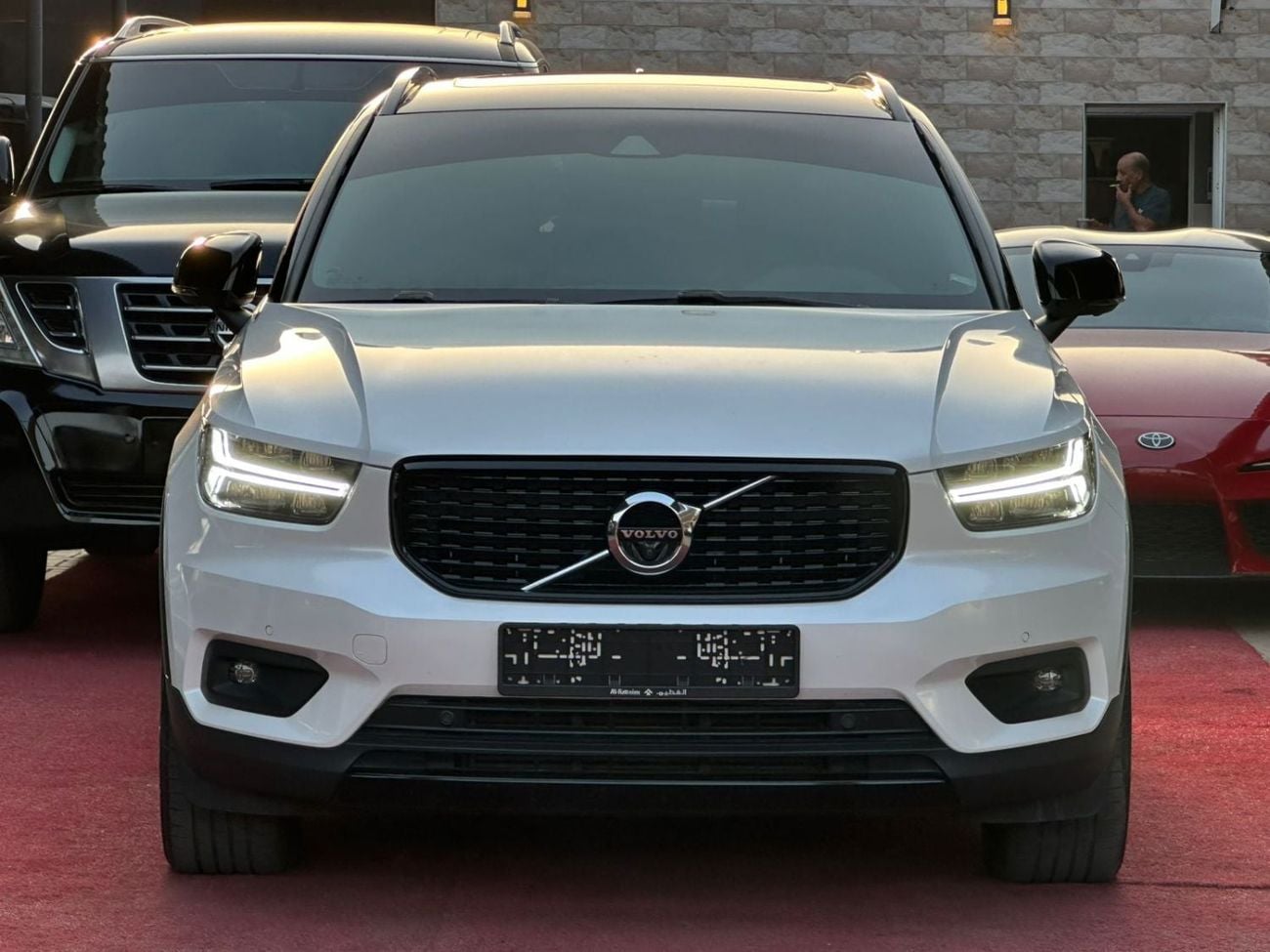 فولفو XC 40 R DESIGN فولفو XC40 T4 موديل 2020 بمواصفات خليجية، كروس أوفر فاخرة بتصميم رياضي وتجهيزات أمان وراحة متقدمة، م
