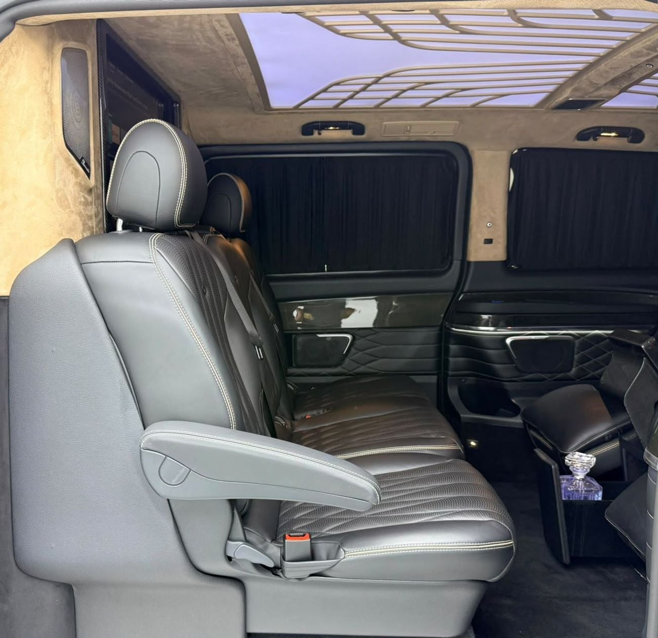 مرسيدس بنز V 250 AVANTGARDE/E مرسيدس بنز V250 موديل 2023 بتصميم V-Line، مع ضمان، تصميم V-Line فريد من نوعه مصنوع يدويًا، كاملة الم