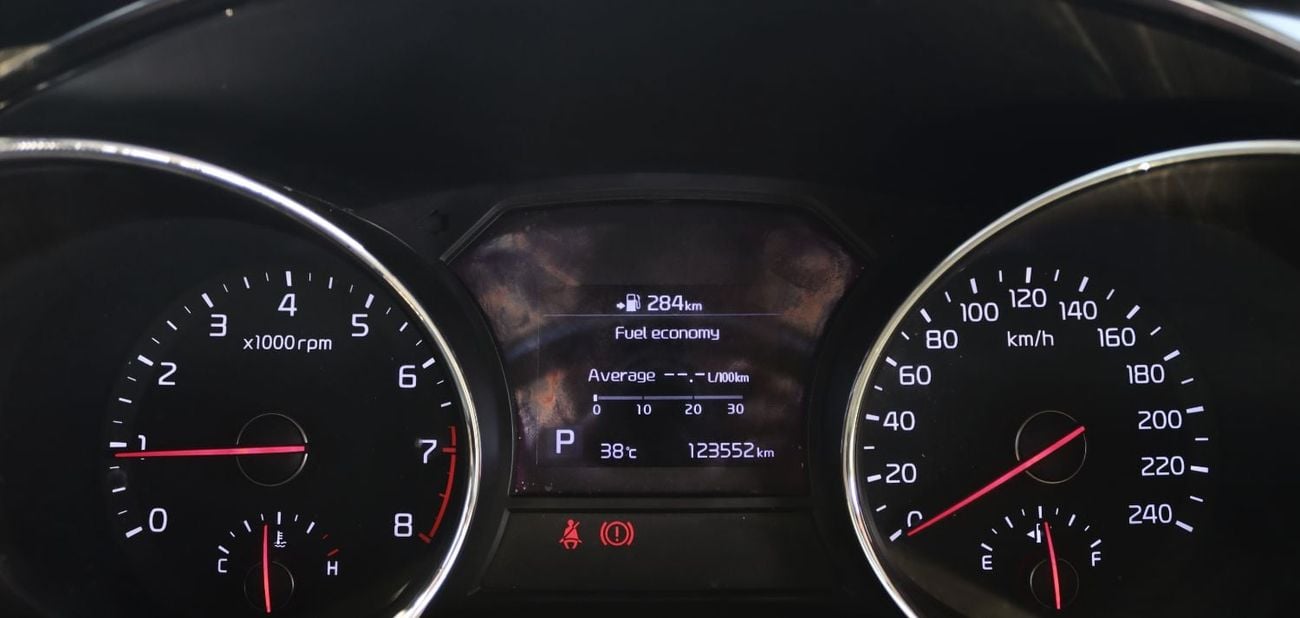 Kia Carnival EX ACCIDENTS FREE - GCC - PERFECT CONDITION INSIDE OUT - MID OPTION