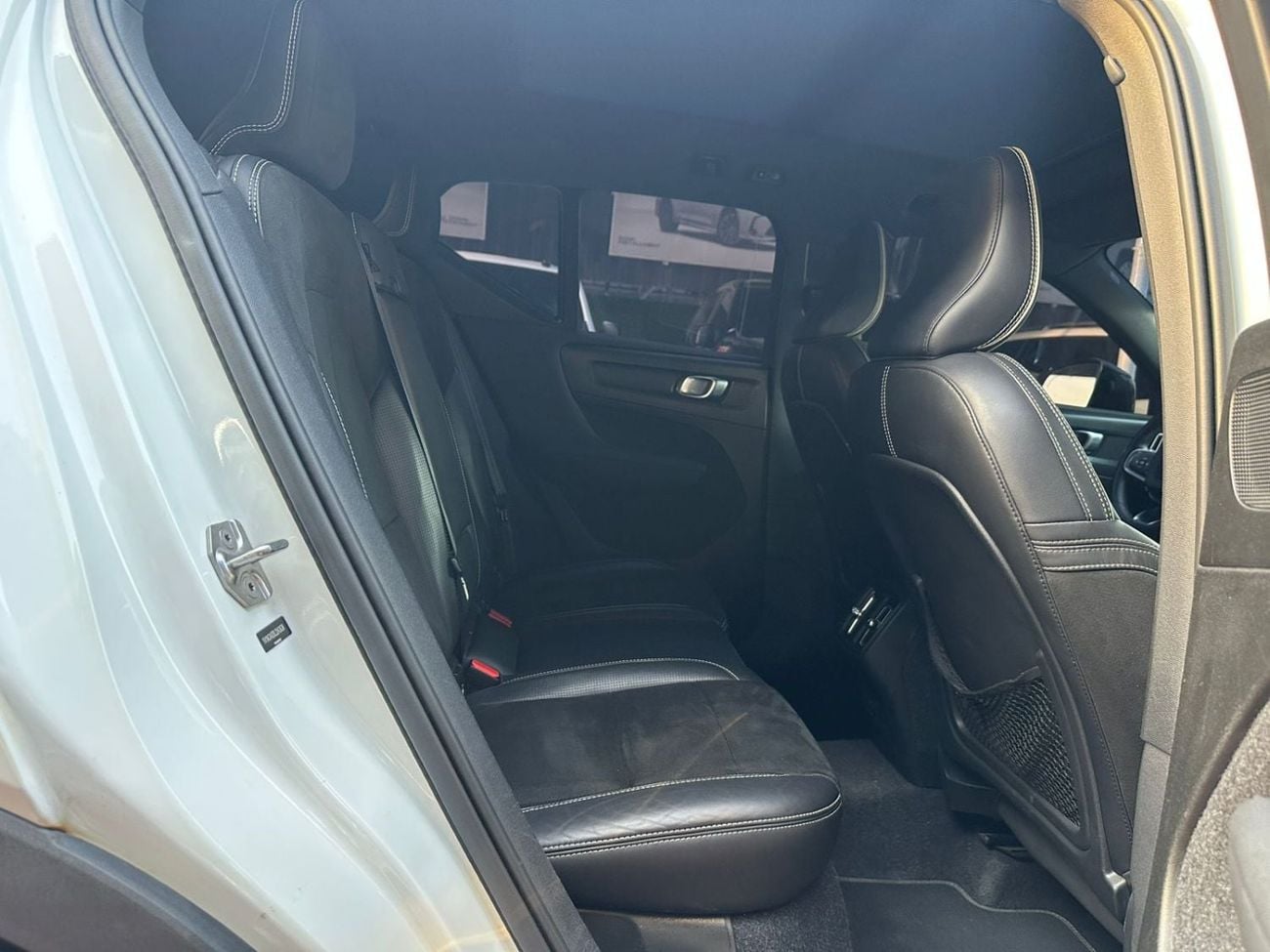فولفو XC 40 R DESIGN فولفو XC40 T4 موديل 2020 بمواصفات خليجية، كروس أوفر فاخرة بتصميم رياضي وتجهيزات أمان وراحة متقدمة، م
