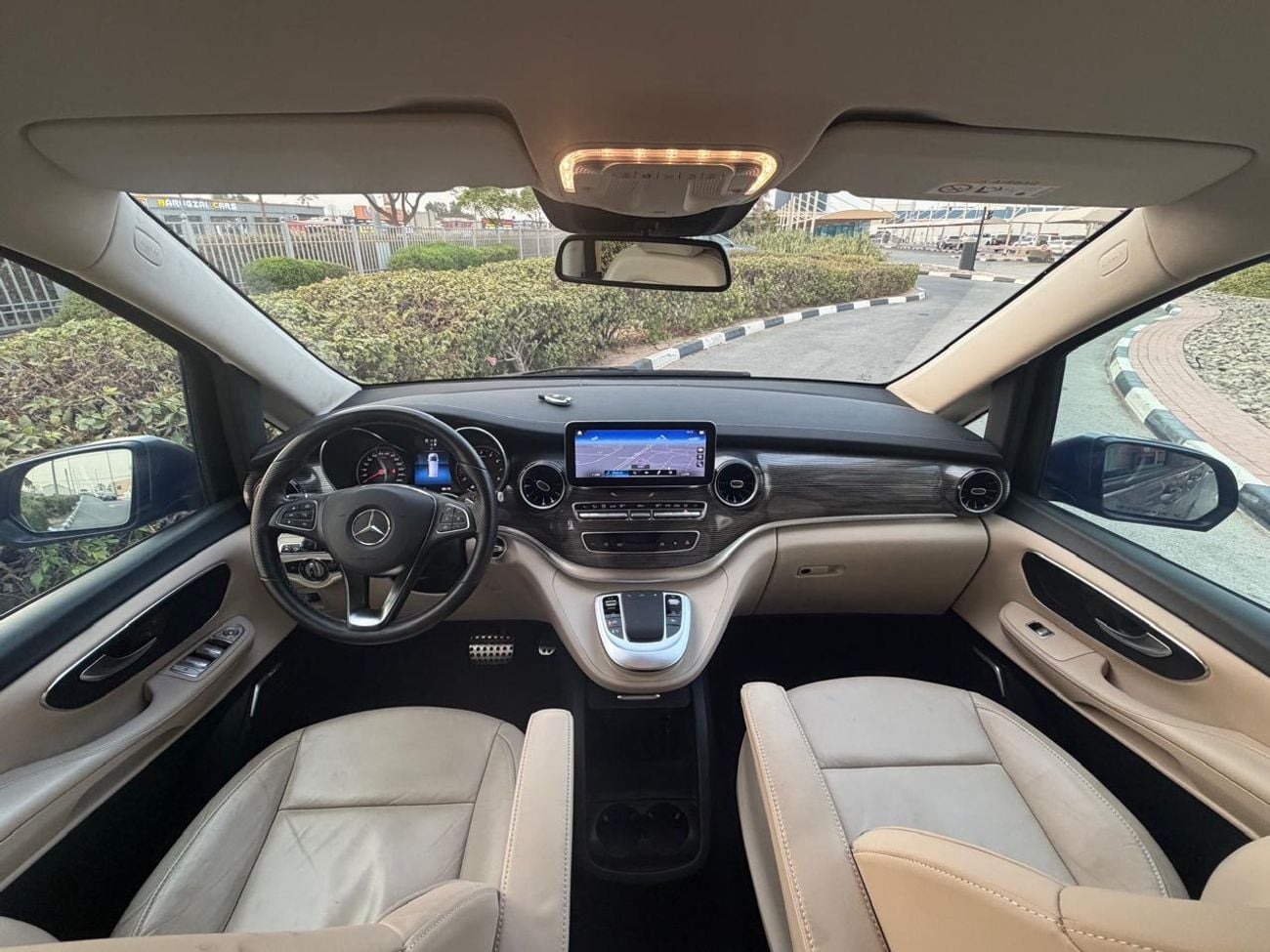 مرسيدس بنز V 250 AVANTGARDE/E MERCEDES BENZ V250 2023 GCC WITH SERVICE CONTRACT IN LOW MILEAGE FULL SERVICE HISTORY TWO KEYS