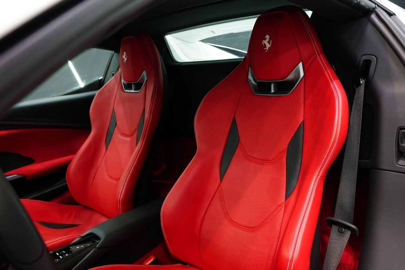 فيراري 296 GTB GTS حزمة أنظمة مساعدة السائق المتقدمة الكاملة، نظام أبل كاربلاي، نظام صوت JBL، تصميم داخلي من ألياف الكر