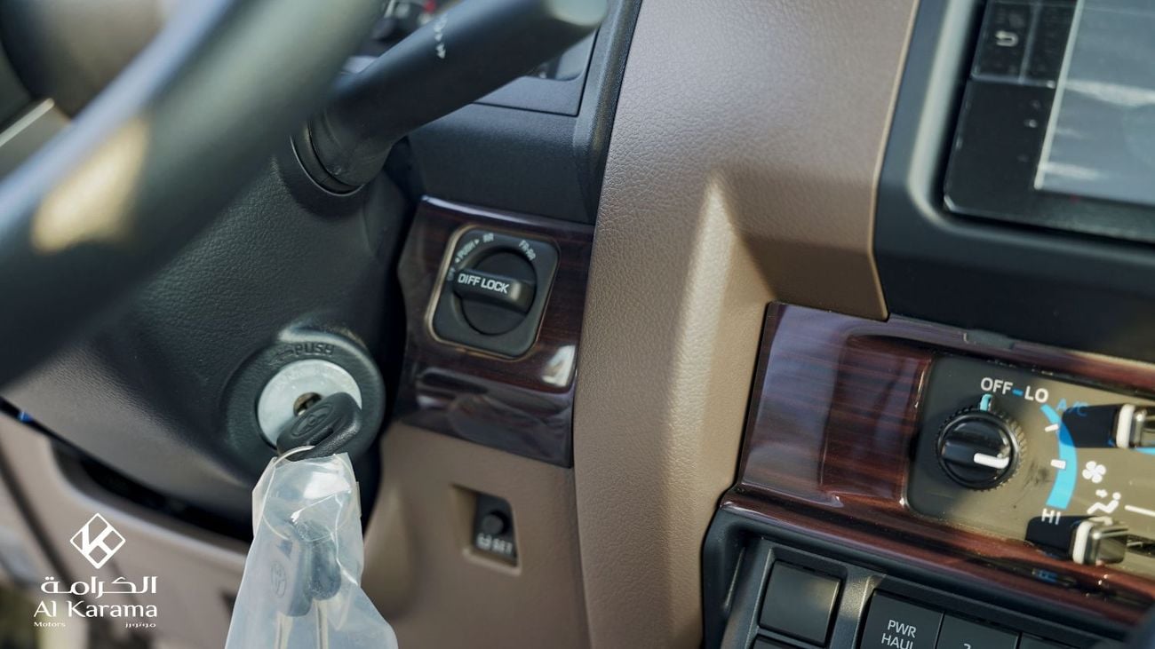 Toyota Land Cruiser Pick Up 4.0L DC AT - 4.0L - Touch Screen Media Player - Power Mirror & Windows - Diff Lock - Dual Tank - GCC Specs