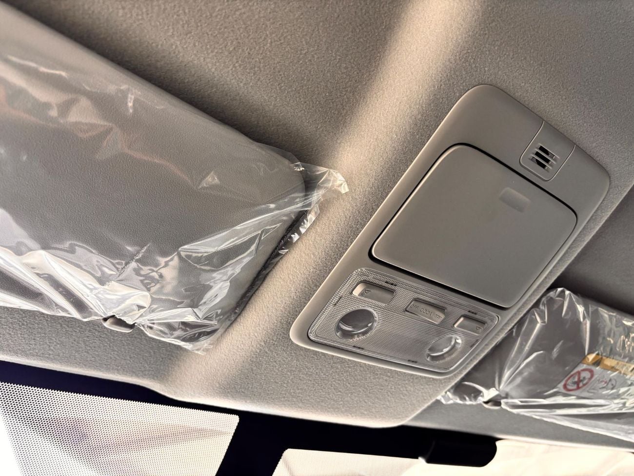 Toyota Hiace GL - STANDARD ROOF CARGO MANUAL TRANSMISSION