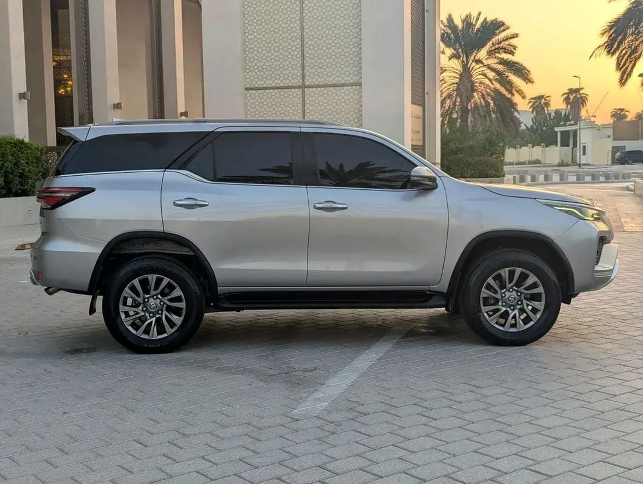 Toyota Fortuner VXR GCC specs interior and Exterior Excellent Condition V6 4.0L