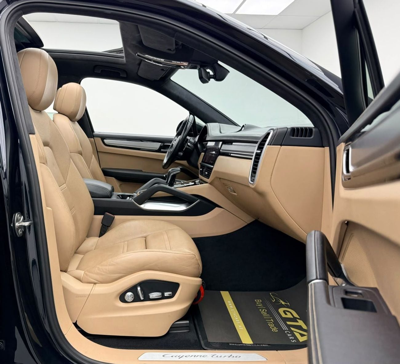 Porsche Cayenne TURBO 2018 Porsche Cayenne Turbo, Service History, Excellent Condition, GCC.