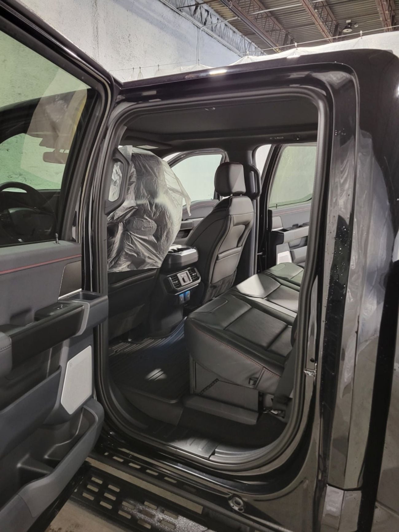 فورد F 150 PLATINUM سيارة جديدة سوبر كرو بمحرك V6 سعة 3.5 لتر