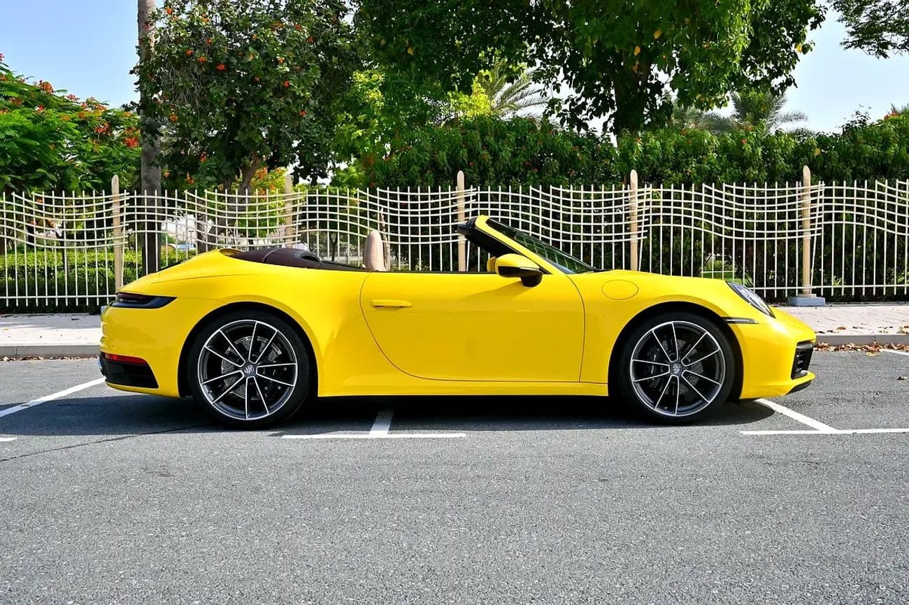 Porsche 911 CARRERA Cabriolet | Racing Yellow / Brown Roof | 379 HP | 989 KM | Warranty