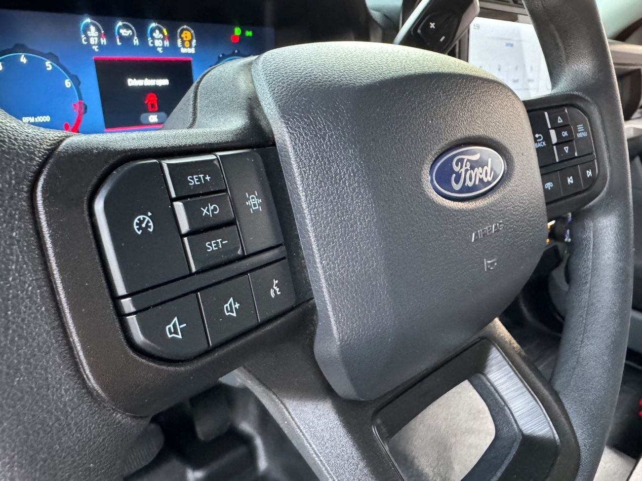 فورد F 150 XL V8 5.0 / 4X4 / RADAR / HEADERS /ROAD ASSIST / ELECTRONIC CLUSTER / BIG SCREEN