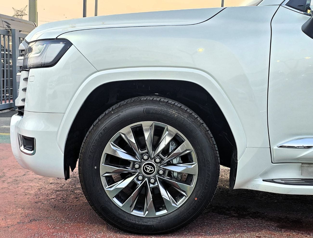 Toyota Land Cruiser VXR Toyota Landcruiser VXR 3.5L A/T T.T AWD with radar and Comprosser GCC White Color 2026 Model