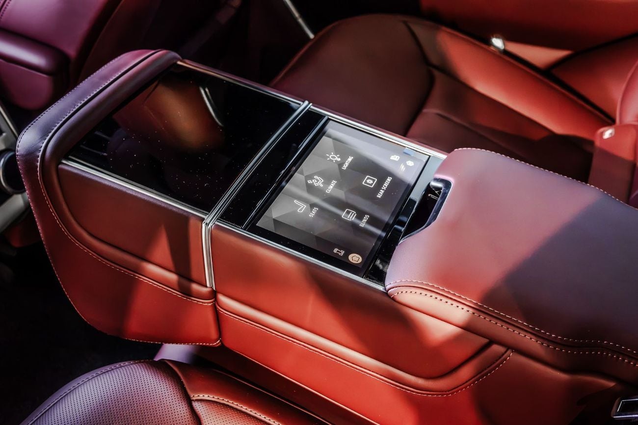 لاند روفر رينج روفر Autobiography P530 | Pearl White | Black Roof | Burgundy Interior | Shadow Exterior Package | GCC Sp
