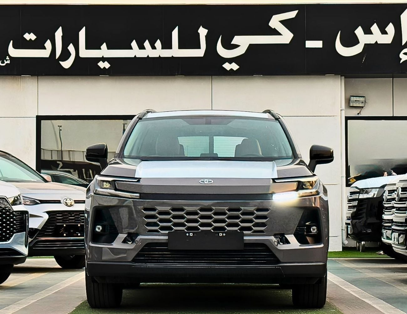 تويوتا راف ٤ XLE-G خيار متوسط || محرك بنزين V4 سعة 2.0 لتر / فتحة سقف / مقعد سائق كهربائي / مشغل DVD + كاميرا خلف