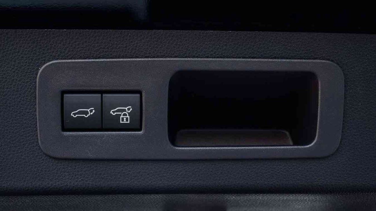 لكزس LX 700h URBAN ECTAV0006 - لكزس LX700h أوربان 2026 - محرك هجين 3.5 لتر، ناقل حركة أوتوماتيكي - لون أبيض مع مقصورة د