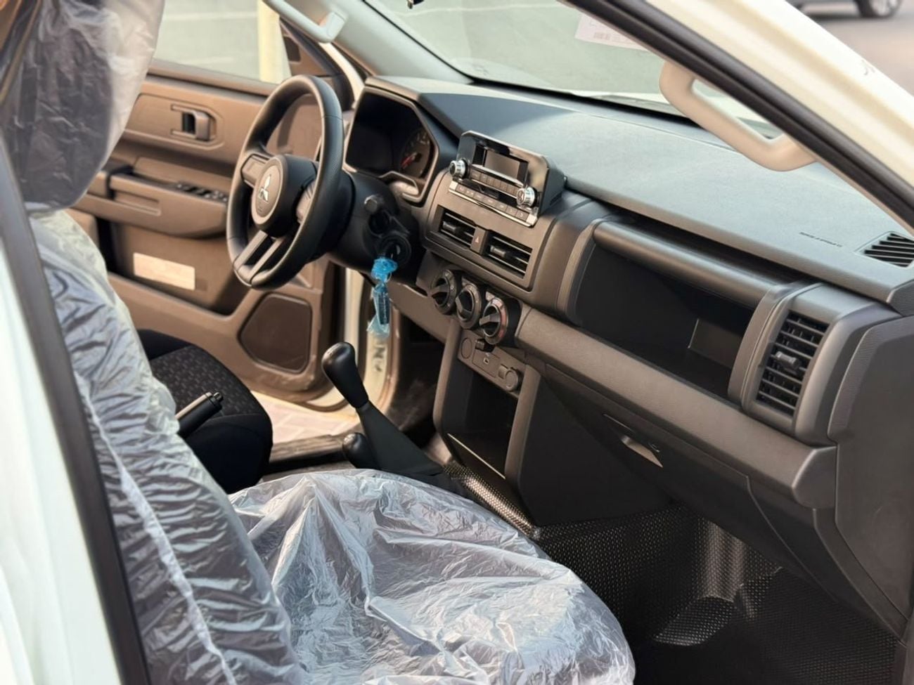ميتسوبيشي L200 2.4L 4 Cyl Petrol Manual ميتسوبيشي L200 2.4 لتر بنزين MT 2027