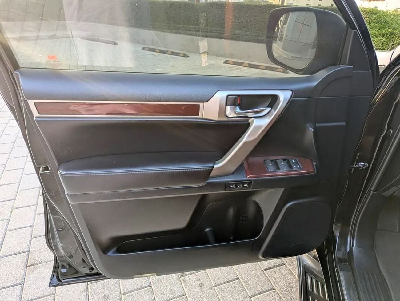 لكزس GX 460 بلاتينيوم سيارة موديل 2019 بمحرك V8 سعة 4.6 لتر، بمواصفات خليجية، بحالة داخلية وخارجية ممتازة.