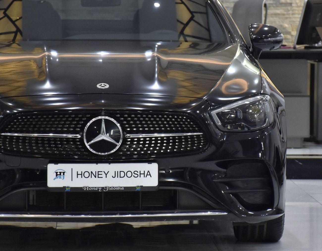 مرسيدس بنز E200 AMG عرض ممتاز لسيارة مرسيدس بنز E200 (موديل 2023) باللون الأسود بمواصفات خليجية