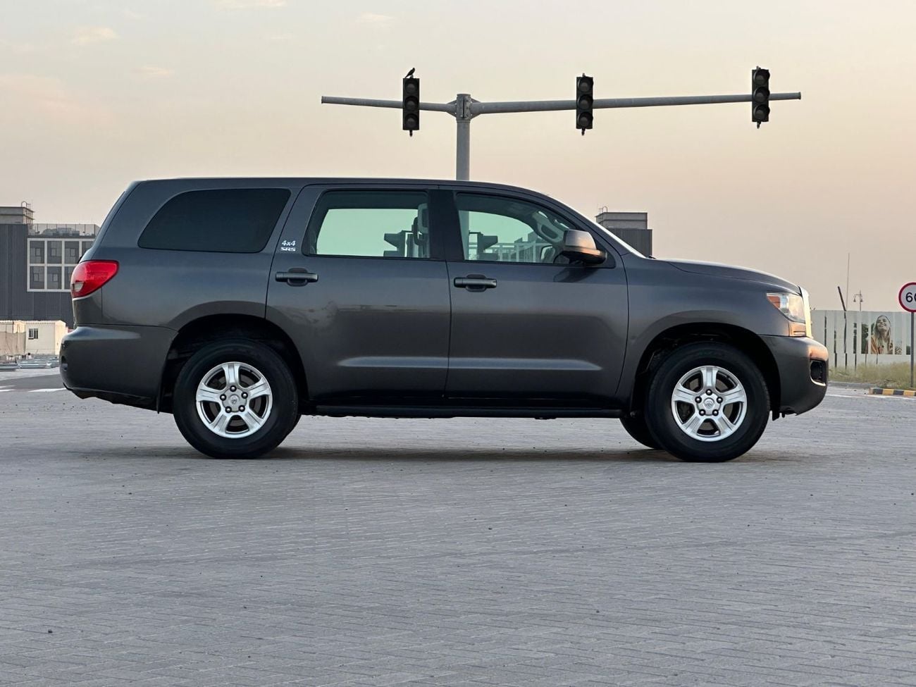 تويوتا سيكويا SR5 4X4