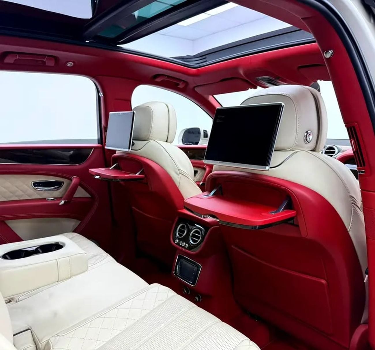 Bentley Bentayga Full Service History, Fully Loaded, Excellent Condition, GCC