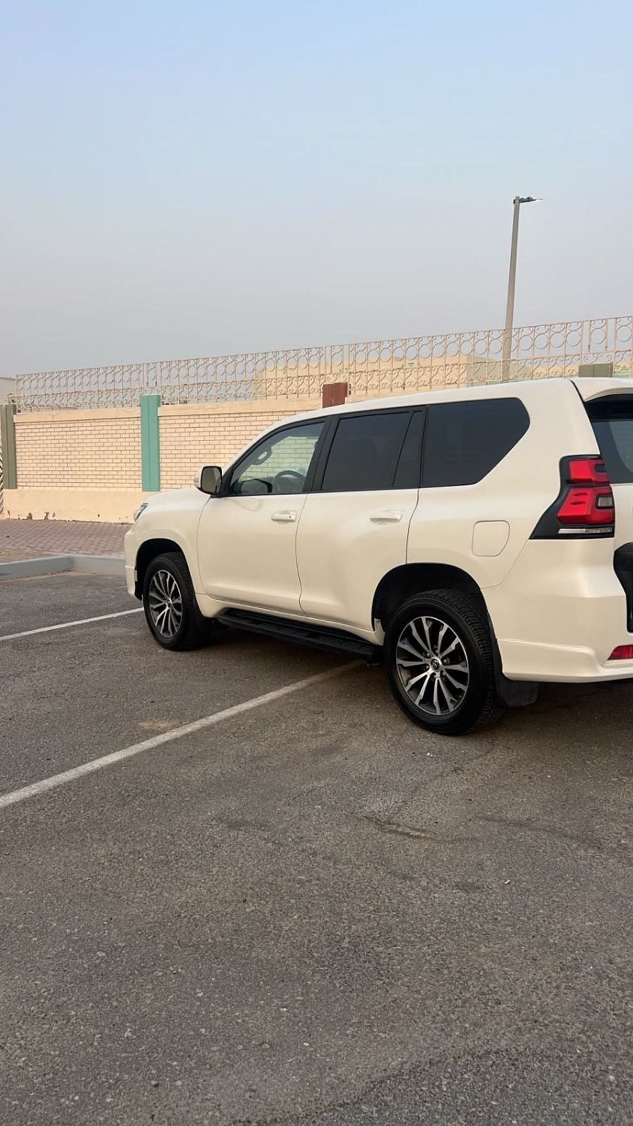 تويوتا برادو VXR محرك بنزين V6 سعة 4.0 لتر، كامل المواصفات، لون أبيض، زر تشغيل، فتحة سقف، ناقل حركة أوتوماتيكي، مقاعد