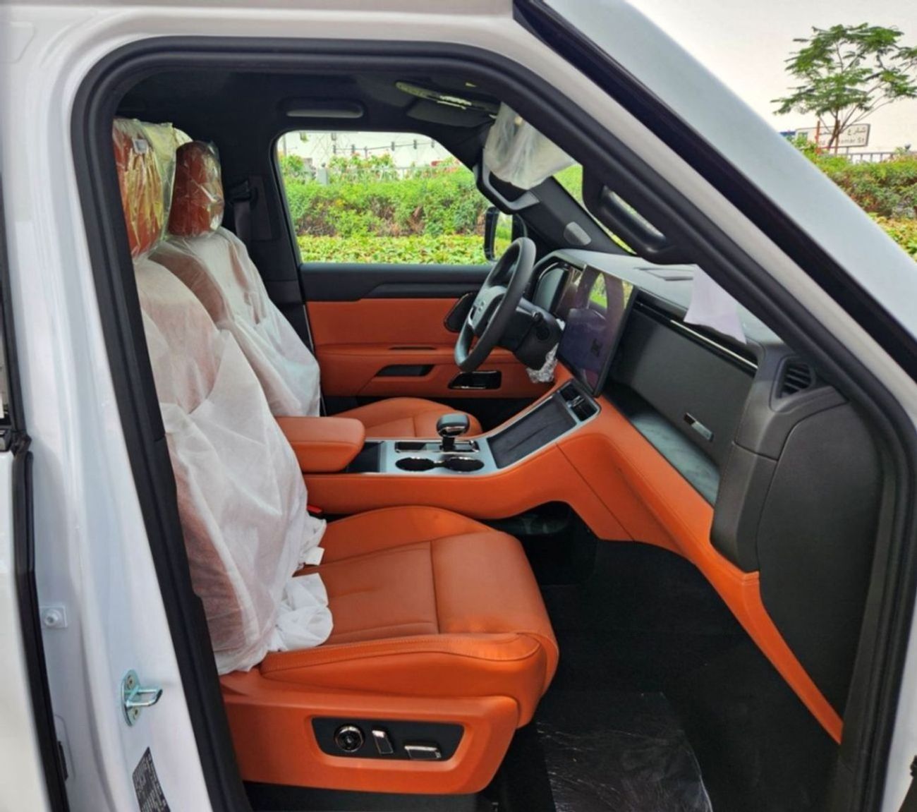 ROX 01 ALL ROUND 1.5L-4CYL turbo engine - 350 kw dual motor 7 SEATER Export Price