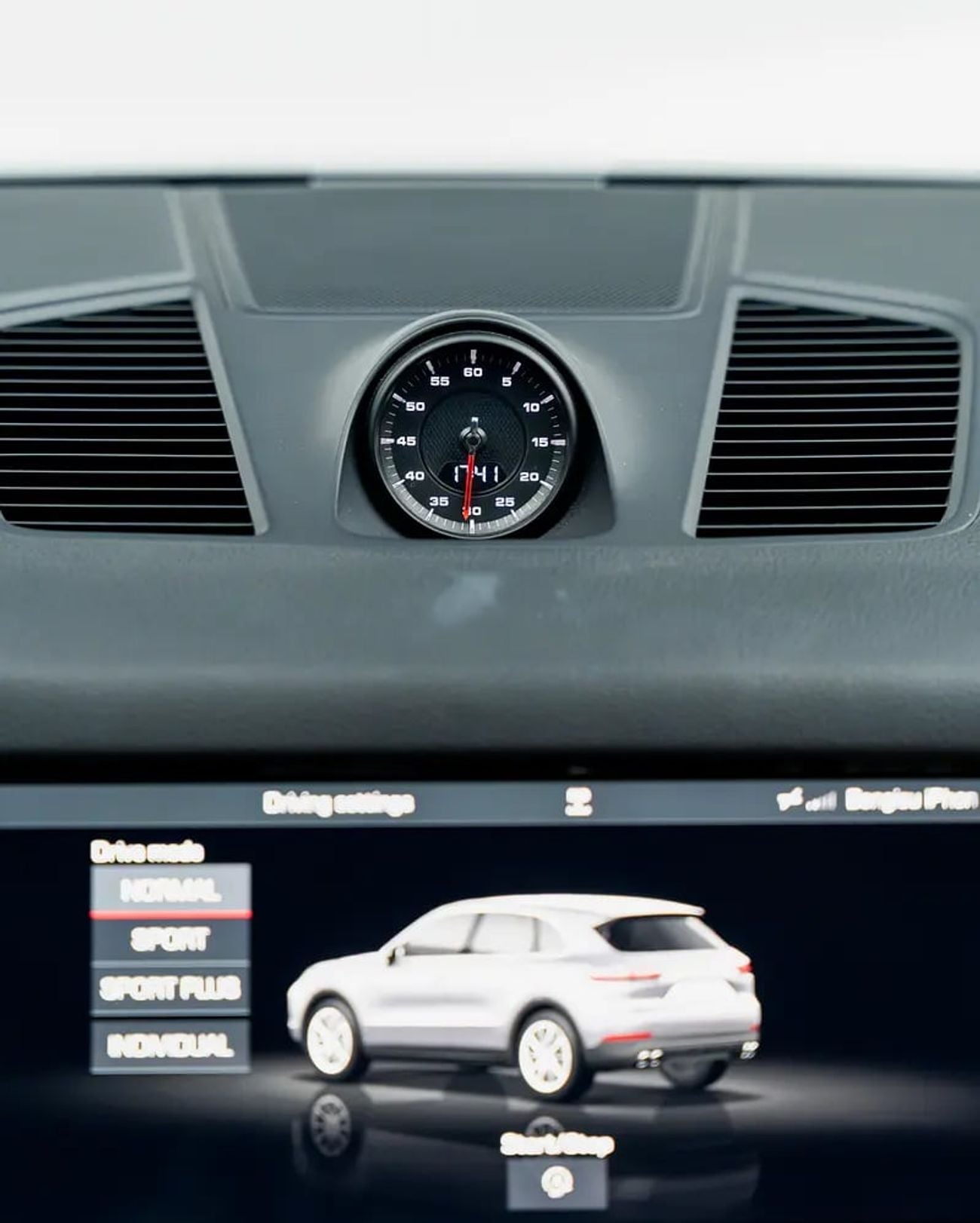 Porsche Cayenne STANDARD GCC