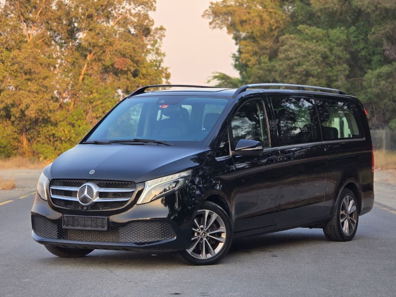 مرسيدس بنز V 250 AVANTGARDE/E MERCEDES V-250 GCC 2023 // 2KEYS // PERFECT CONDITION // 8SEATS // ACCIDENT FREE