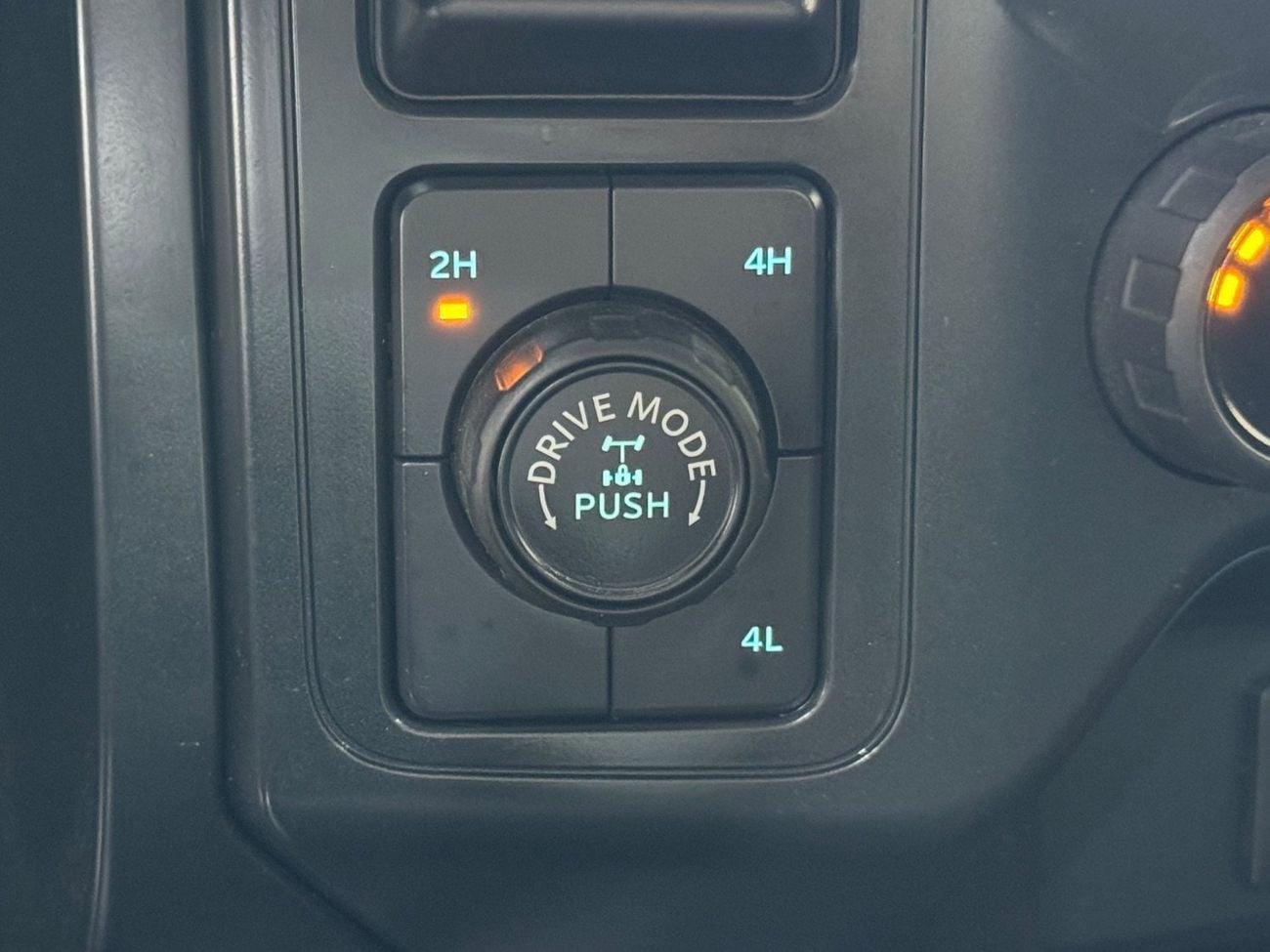 فورد F 150 XL V8 5.0 / 4X4 / RADAR / HEADERS /ROAD ASSIST / ELECTRONIC CLUSTER / BIG SCREEN