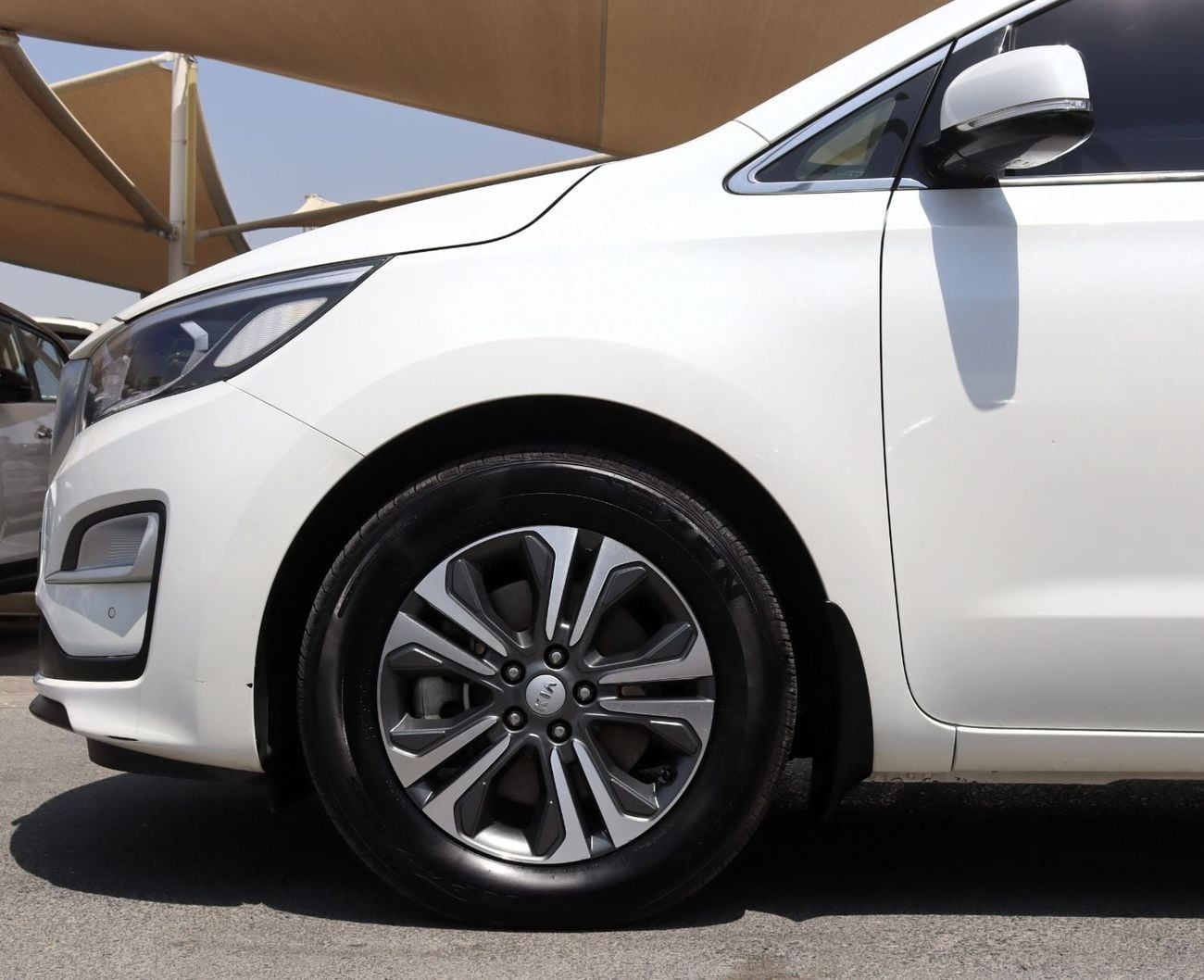 Kia Carnival EX ACCIDENTS FREE - GCC - PERFECT CONDITION INSIDE OUT - MID OPTION