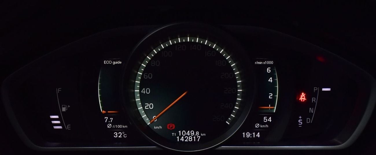 فولفو V40 R DESIGN EXCELLENT DEAL for our Volvo V40 T5 R-Design ( 2018 Model ) in Black Color GCC Specs