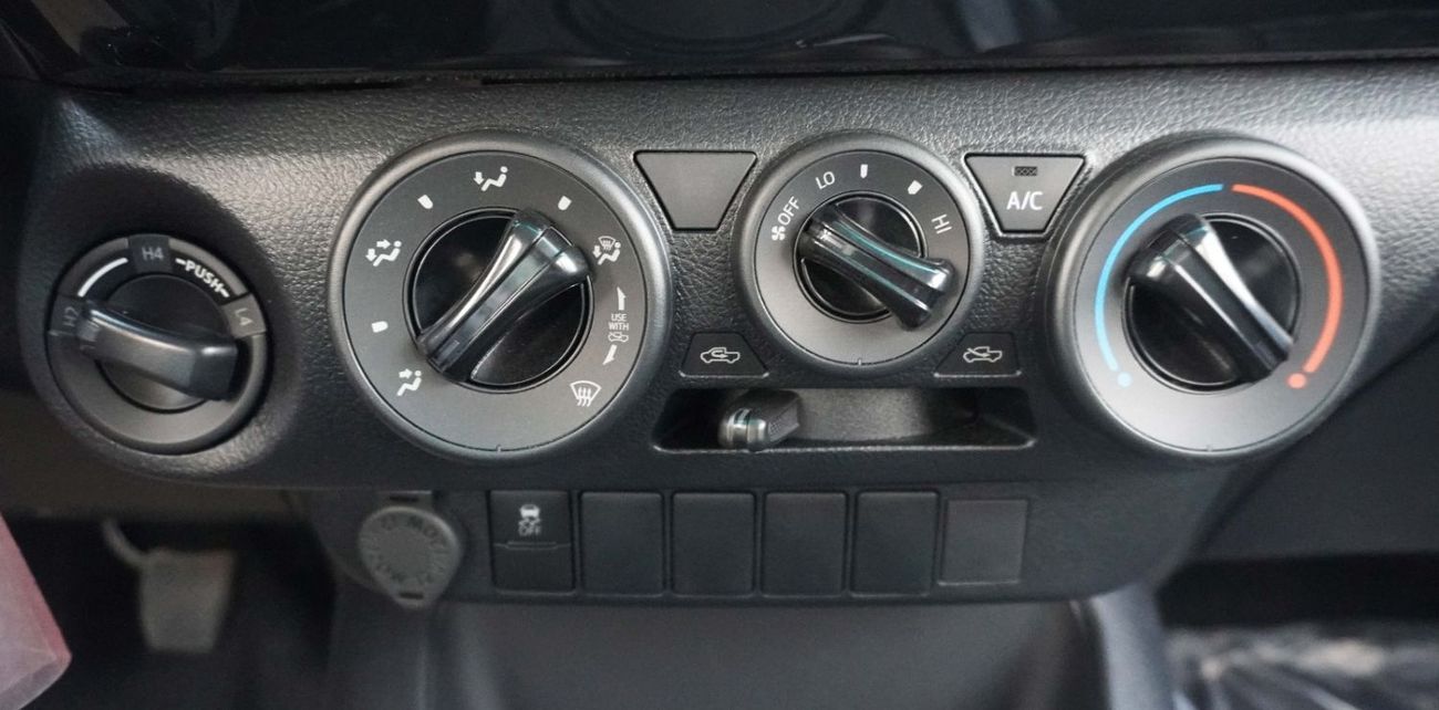 Toyota Hilux DLX 4x4 DC 2.4 DSL M/T MID