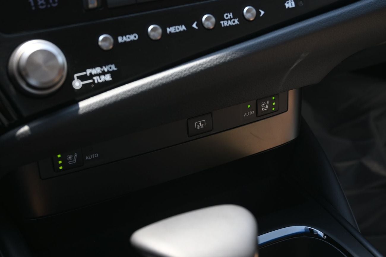 Lexus ES300h PLATINUM 2025 Lexus ES300H 2.5L Hybrid, Color White