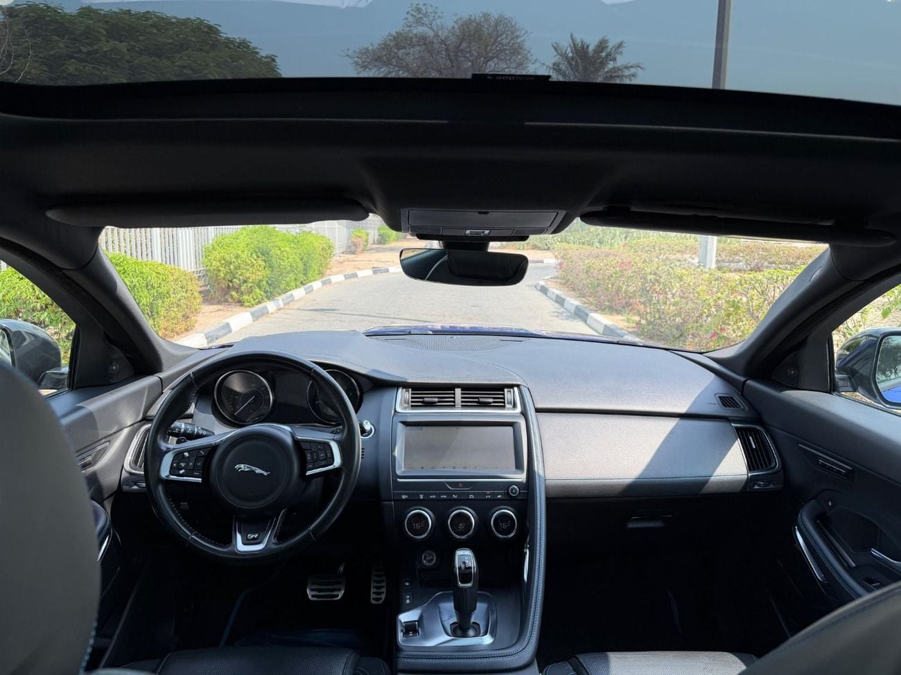 جاكوار E Pace R-DYNAMIC SE P250 جاكوار إي بيس 2018، خليجية، قطعت 90,000 كم، بدون حوادث، مفتاحان