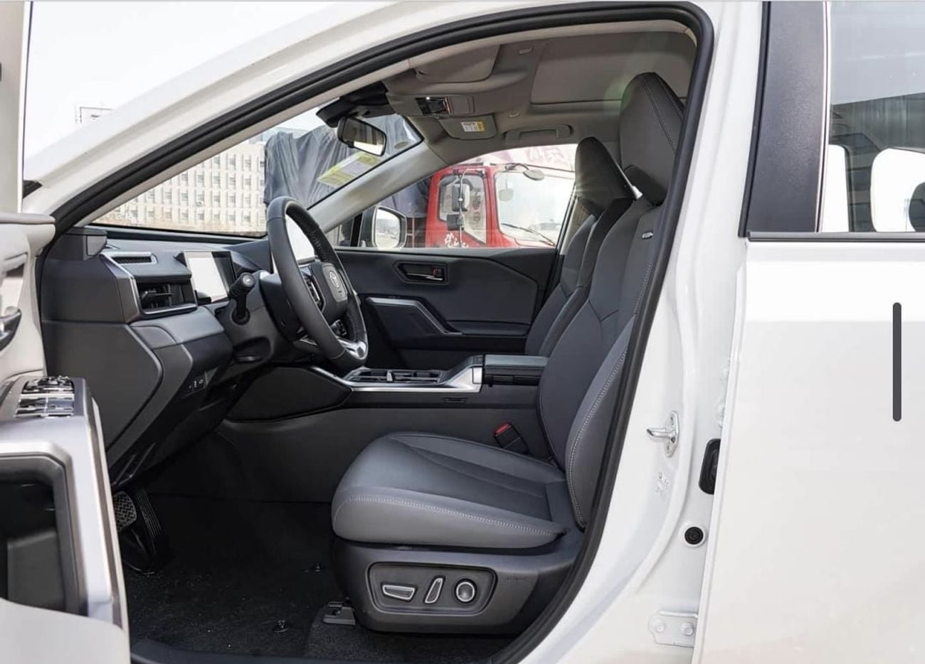 تويوتا راف ٤ XLE HEV تويوتا RAV4 2026، محرك 2.5 لتر هجين، دفع رباعي، فئة فاخرة