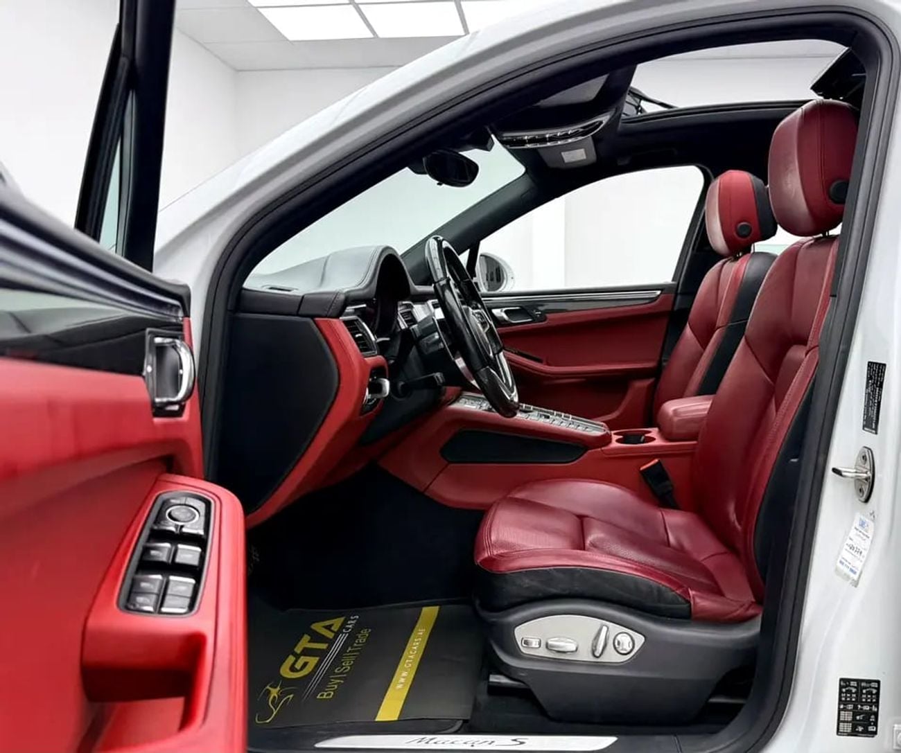 Porsche Macan S, Service History, Carbon Fiber Interior, Fully Loaded, Excellent Condition, GCC