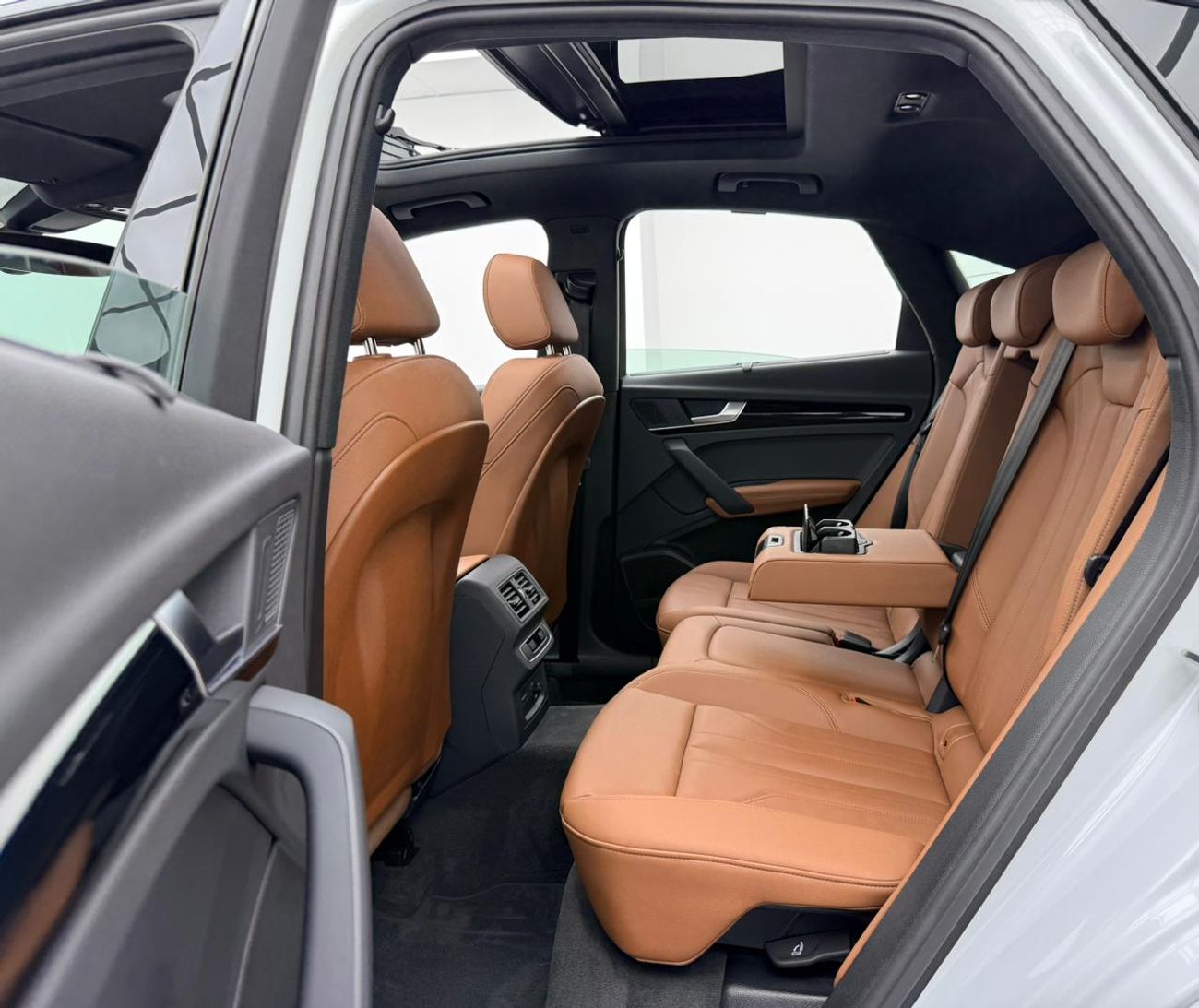 أودي Q5 45 TFSI SPORTBACK S-LINE 2024 Audi Q5 45TFSI Quattro S-Line, 2029 Audi Warranty + Service Pack, Low Km, Fully Loaded, GCC