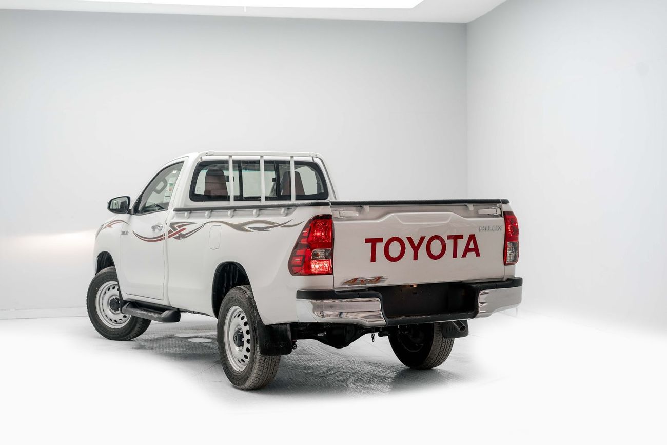 تويوتا هيلوكس 2.7L - Super White Inside Red | Export Only