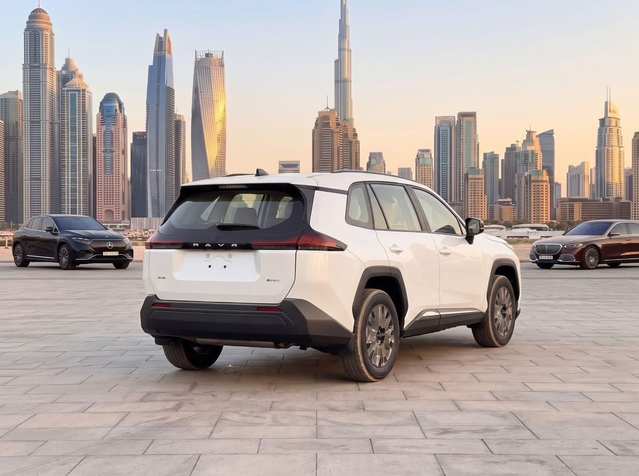 تويوتا راف ٤ XLE HEV 2.5 هجين، فتحة سقف، مقاعد كهربائية، باب خلفي كهربائي 2026