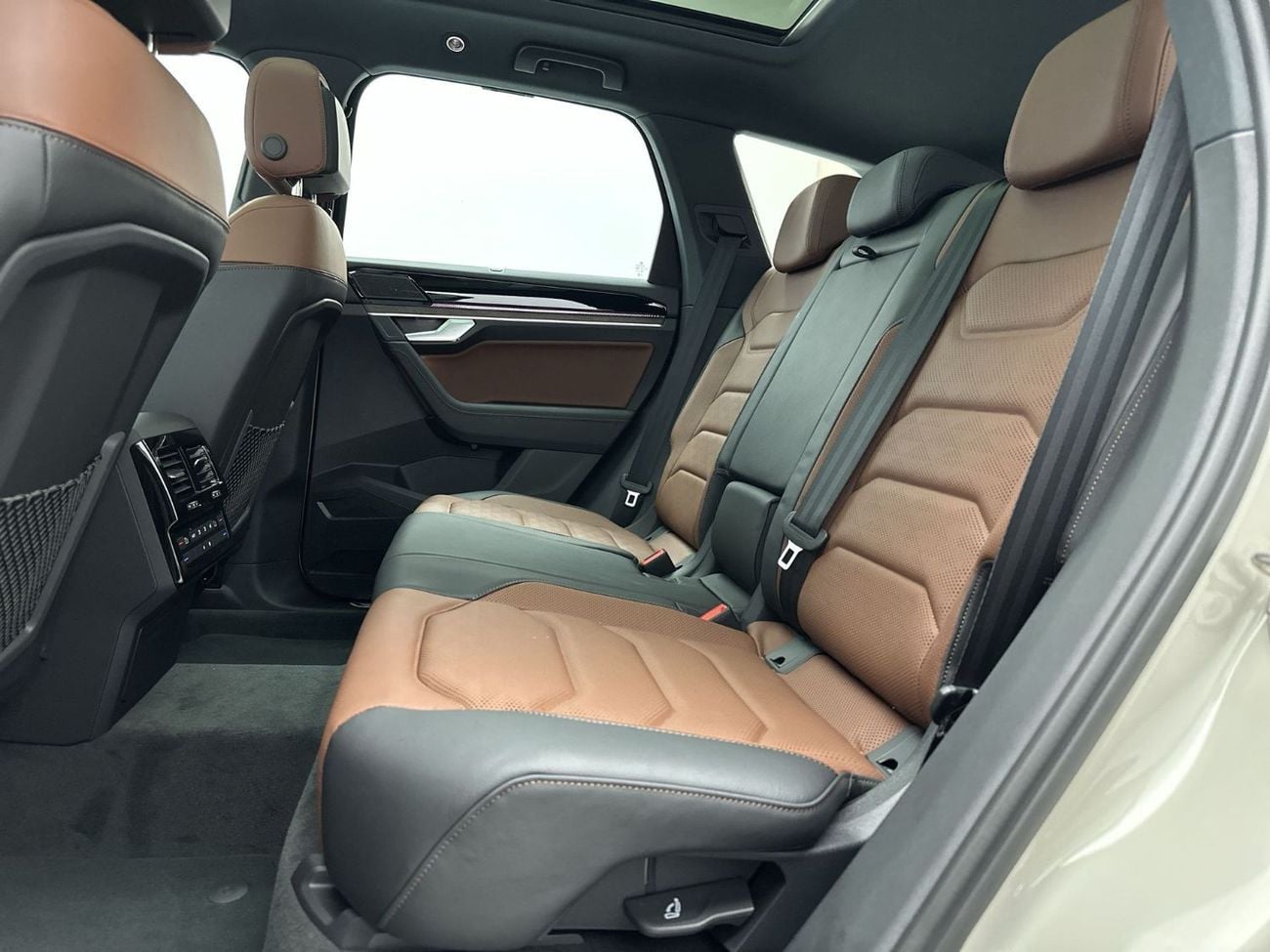 فولكس واجن طوارق ELEGANCE Touareg Elegance+ 3L Tirano| Ex-Demo Car | Luxury 4MOTION SUV | Panoramic Sunroof | IQ.LIGHT HD Matr