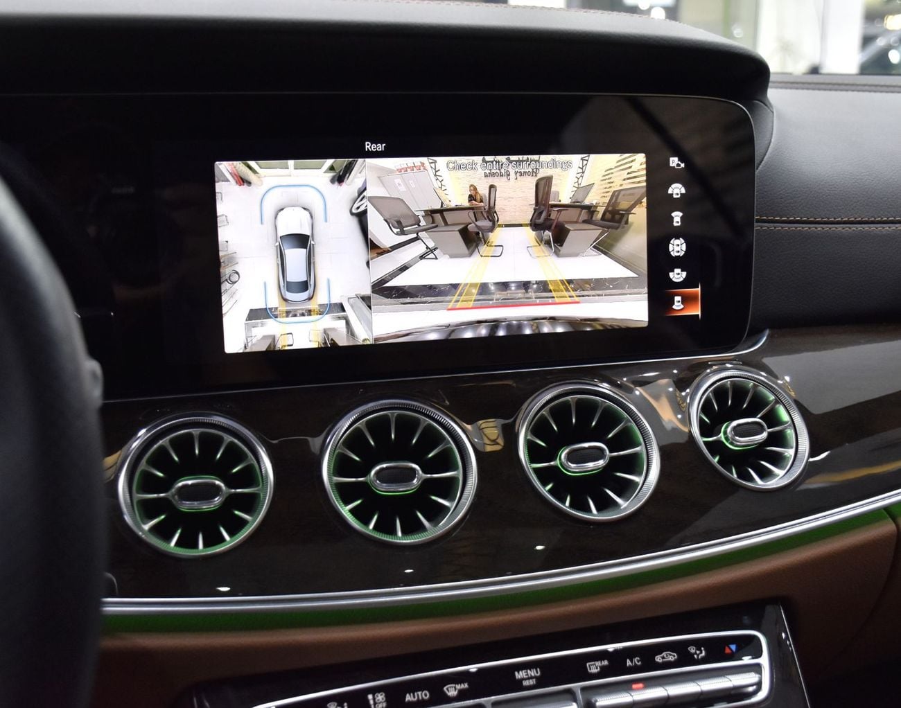 مرسيدس بنز E200 AMG عرض ممتاز لسيارة مرسيدس بنز E200 (موديل 2023) باللون الأسود بمواصفات خليجية